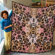 Cargar imagen en el visor de la galería, Designer Animal Print Style Lightweight &amp; Breathable Quilt With Edge-wrapping Strips